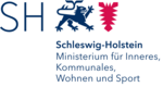 Weißer Hintergrund, dunkelblauer Text: Schleswig-Holstein Ministerium für Inneres, Kommunales, Wohnen und Sport. Oben links verschoben: SH mit einem nach rechts gewandten, schreitenden Löwen. Am Ende der Zeile ein rotes Nesselblatt.