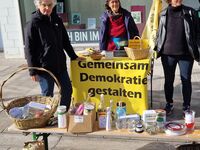 Infostand mit 3 Mitwirkenden